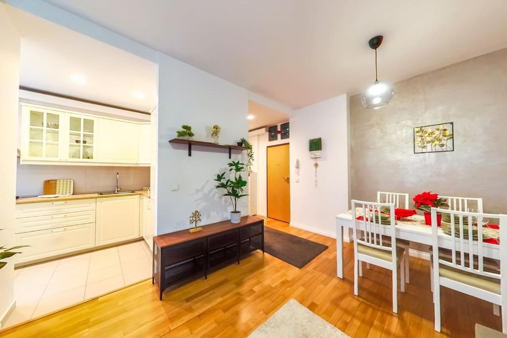 Old Town Spacious Apartment Бухарест Экстерьер фото