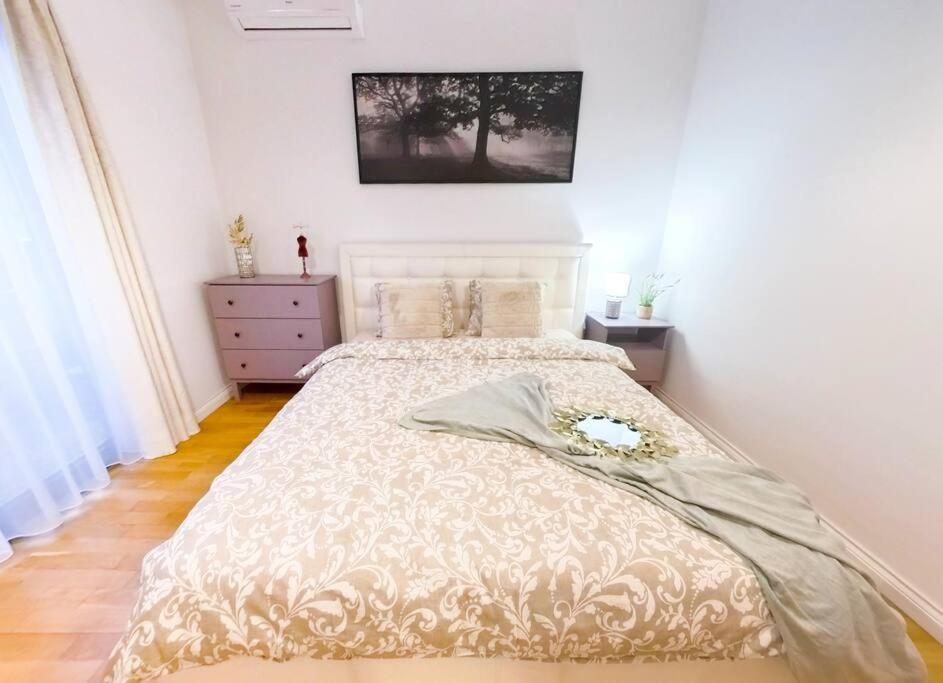 Old Town Spacious Apartment Бухарест Экстерьер фото