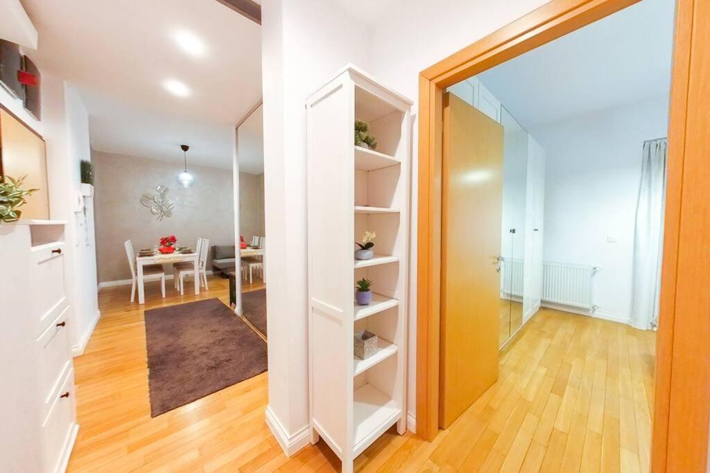 Old Town Spacious Apartment Бухарест Экстерьер фото